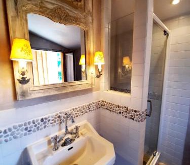 Senlis Bed & Breakfast | Family-Friendly Retreat at Pierres et Jardins - 9/10 Rated