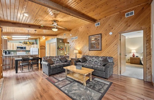 Lake Delton Apartment | Elevate Your Stay at Piers & Pines II - Oceanfront Bliss