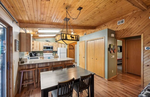Lake Delton Apartment | Elevate Your Stay at Piers & Pines II - Oceanfront Bliss