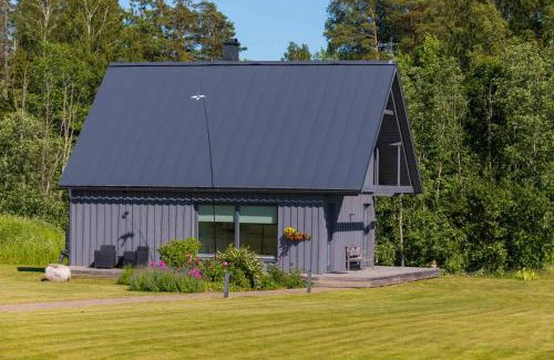 Pohja-Parnumaa Parish House | Riverside Cottage Retreat in Soomaa – Guest Rated 9.8/10