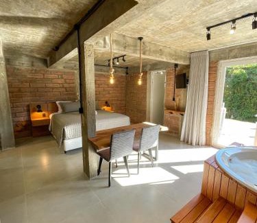 Municipal House | Pet-Friendly Pietra Rossa in Vale dos Vinhedos - 10/10 Rated