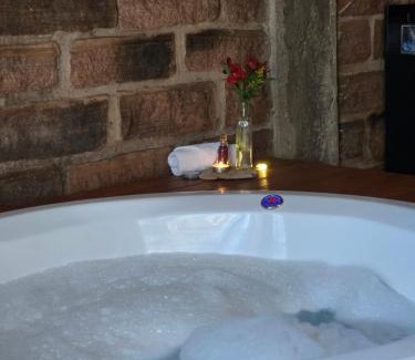 Municipal House | Pet-Friendly Pietra Rossa in Vale dos Vinhedos - 10/10 Rated