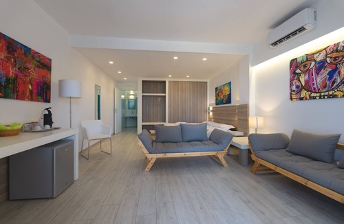Pizzo House | Seaside Escape at Pietre Bianche: Pet-Friendly & Poolside