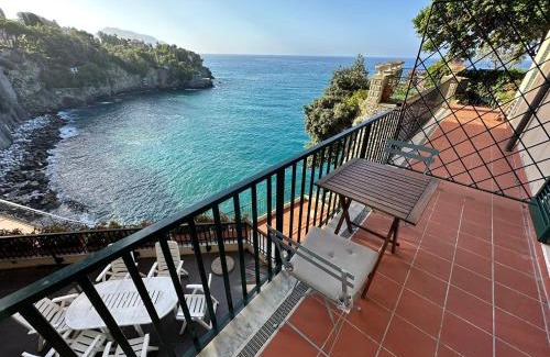 Pieve Ligure Apartment | Oceanfront Villa Regina: Unforgettable Views & Pool Access