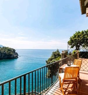 Pieve Ligure Apartment | Oceanfront Villa Regina: Unforgettable Views & Pool Access