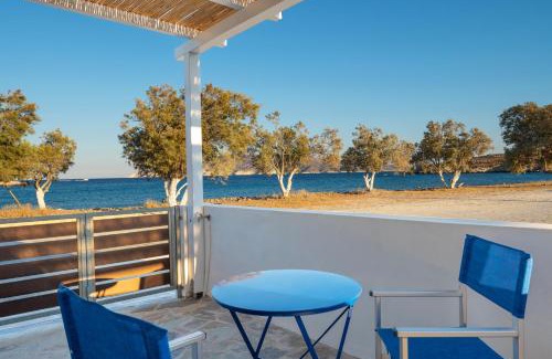 Kimolos House | Oceanfront Pigados Beach Studio: Family-Friendly Getaway