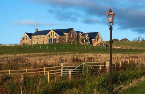 Murthly House | Enchanting Pigeon Cottage - Idyllic Country Retreat for Families
