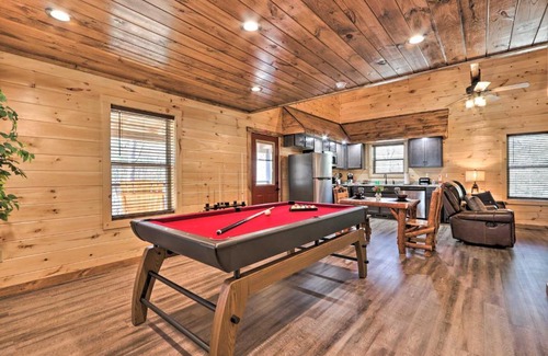 Pigeon Forge House | Cozy Pigeon Forge Cabin with Hot Tub Near Parkway