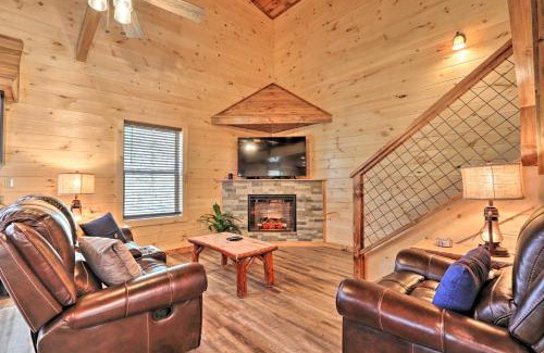 Pigeon Forge House | Cozy Pigeon Forge Cabin with Hot Tub Near Parkway