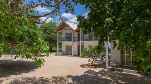Irrakkakandi Resort | Pigeon Island Beach Resort: Relax by the Oceanfront Pool