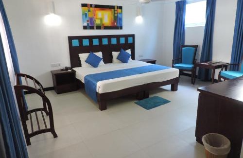 Irrakkakandi Resort | Pigeon Island Beach Resort: Relax by the Oceanfront Pool