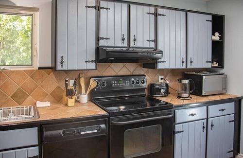 Kawartha Lakes Cottage | Relax at Pigeon Lake View with Pool, Firepit & Wi-Fi