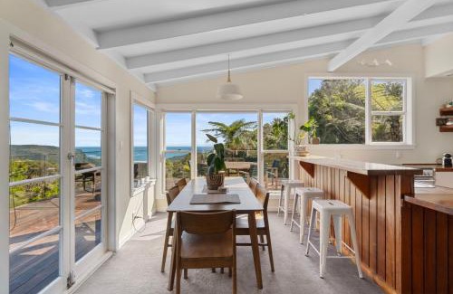 New Lynn House | Escape to Piha: Family-Friendly Holiday Home Retreat