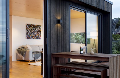 New Lynn House | Piha House with Spectacular Views and Family-Friendly Amenities