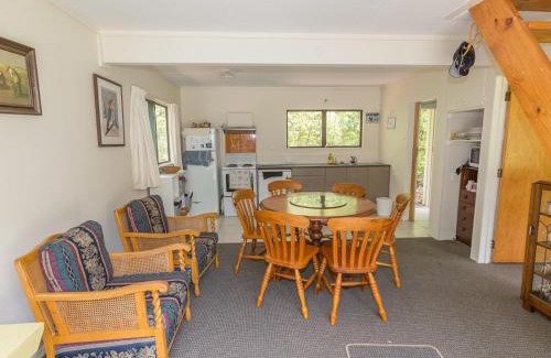 Kuratau House | Pet-Friendly Pihanga Cottage - Family Retreat in Kuratau