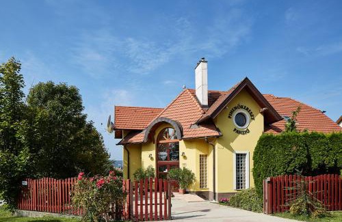 Sopron Bed & Breakfast | Family-Friendly Pihenőkereszt Panzió: Rated 8.2/10!