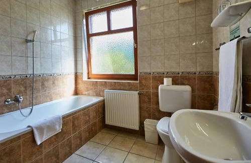 Sopron Bed & Breakfast | Family-Friendly Pihenőkereszt Panzió: Rated 8.2/10!
