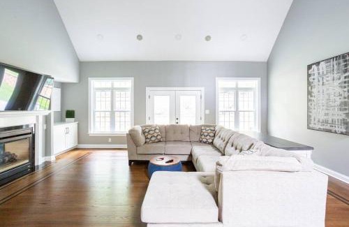Pike Creek House | Pike Creek Palace: Family-Friendly Villa in Chateau Country