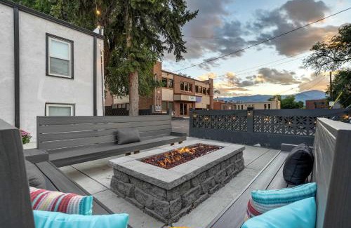 Central Colorado Springs Apartment | Explore Pikes Charm: King Workspace with Roku & BBQ