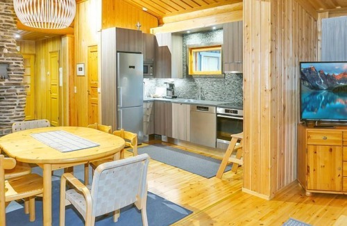 Saariselka House | Discover Pikku-tieva: Lake View Retreat with Spa & Family Perks