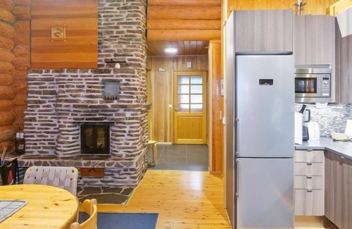 Saariselka House | Discover Pikku-tieva: Lake View Retreat with Spa & Family Perks