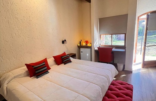 Chacras de Coria House | Relax at Pilgrim's Rest: 4-Star Retreat with Pool & Spa