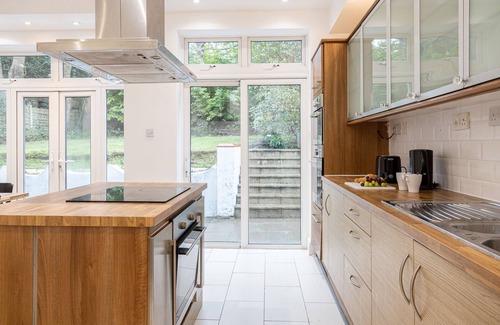 Manchester House | Cozy Pillo Rooms - 4BR House with Spa near Heaton Park