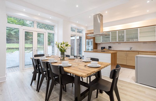 Manchester House | Cozy Pillo Rooms - 4BR House with Spa near Heaton Park