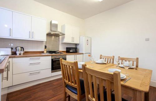 Walkden House | Cozy 2 Bedroom House at Pillo Rooms by Bridgewater Canal