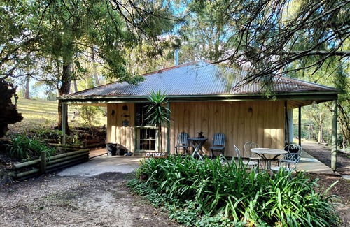 Kalimna House | Pillowood Cottage (1Queen+2Twins) & Wood Stove