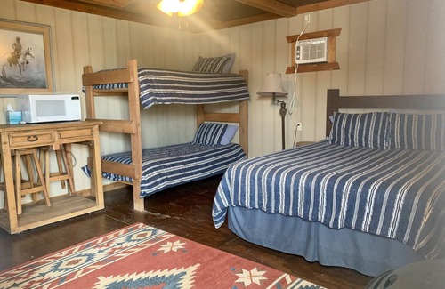 Carrizo Springs Cabin | Tranquil Pilon Cabin Near Carrizo Springs for Families