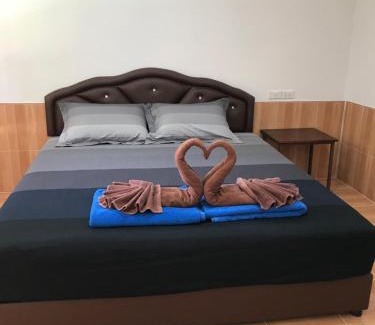 Ko Pha-ngan Hotel | Budget-Friendly Pim Bungalow: Family-Friendly Retreat
