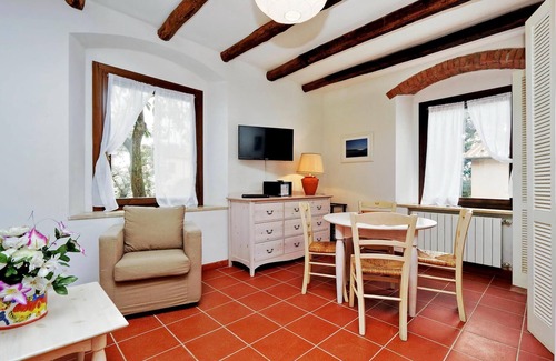 Porto Ercole Apartment | Discover Pimpinnacolo 21: Pet-Friendly Retreat Awaits