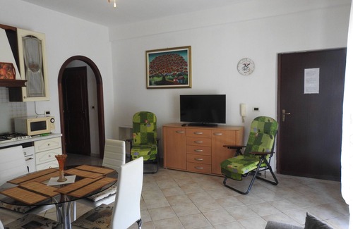 Capaci Apartment | Beachside Bliss: Steps from the Shore with Ocean Views