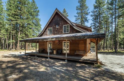 Leavenworth House | Relax at Pine Acres: Family-Friendly Retreat with Hot Tub