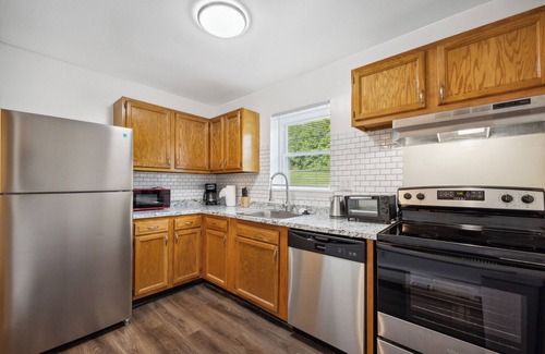 Newark Apartment | Pine Brook 1122 I Pool & Gym Access I Pet Friendly Stay