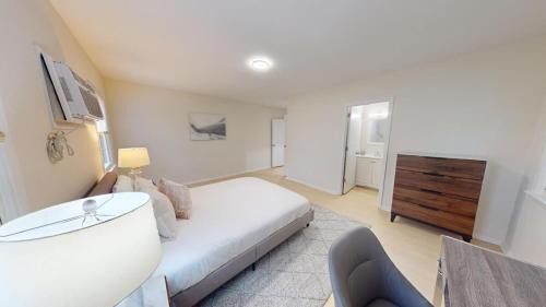 Newark Apartment | Pine Brook 1322 I Pool & Gym Access with Free Parking