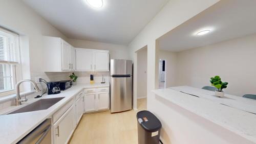 Newark Apartment | Pine Brook 1322 I Pool & Gym Access with Free Parking