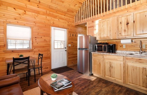 Bethlehem Cabin | Inviting Log Cabin Retreat with Lake Views and Breakfast