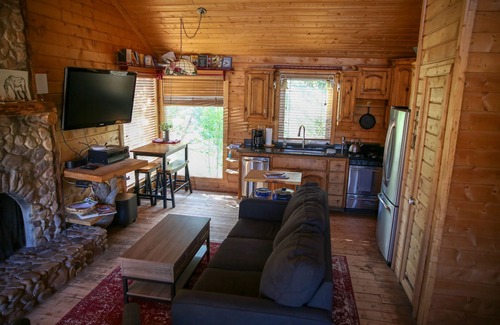 Torrey House | Cozy Pine Cabin: Pet-Friendly Retreat with Wi-Fi