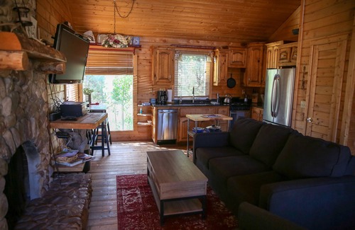 Torrey House | Cozy Pine Cabin: Pet-Friendly Retreat with Wi-Fi