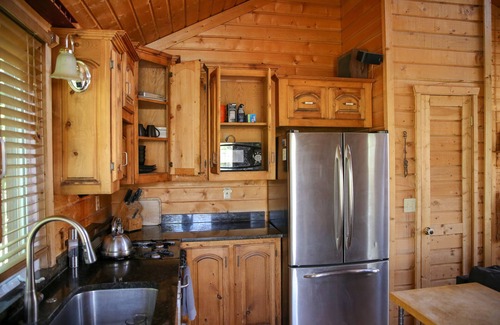 Torrey House | Cozy Pine Cabin: Pet-Friendly Retreat with Wi-Fi