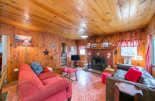 Joseph House | Pet-Friendly Pine Cone Cottage with Hot Tub & Family Amenities