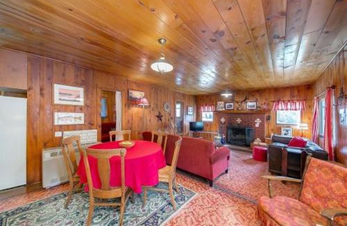 Joseph House | Pet-Friendly Pine Cone Cottage with Hot Tub & Family Amenities
