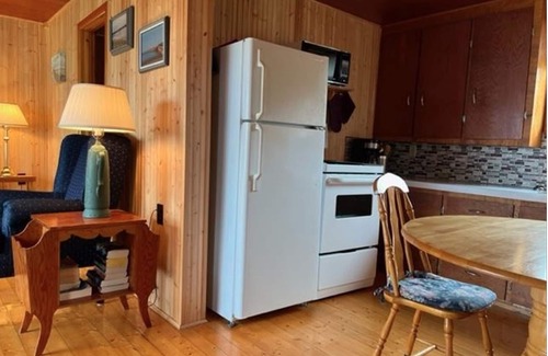 Stanhope Cottage | Pine Cottages: Family-Friendly Retreat with Kitchen Amenities