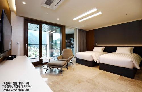 Jeongseon Hotel | Discover Pine Forest Jeongseon Alpine Resort with Pool & Kitchen