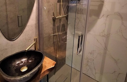Saint-Germain-du-Salembre Ski Chalet | Pine Tree Lodge: Nordic Bath Retreat in the Forest