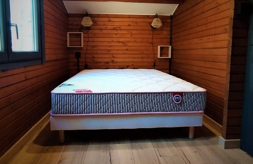 Saint-Germain-du-Salembre Ski Chalet | Pine Tree Lodge: Nordic Bath Retreat in the Forest