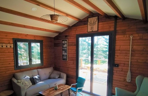 Saint-Germain-du-Salembre Ski Chalet | Pine Tree Lodge: Nordic Bath Retreat in the Forest
