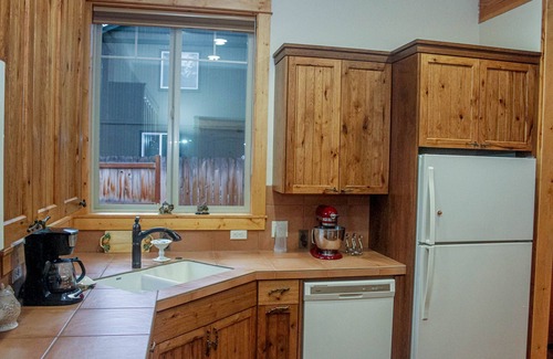 Sisters Cabin | Cozy Pine Grove Cabin in Sisters, Oregon - Guest Rated 10/10